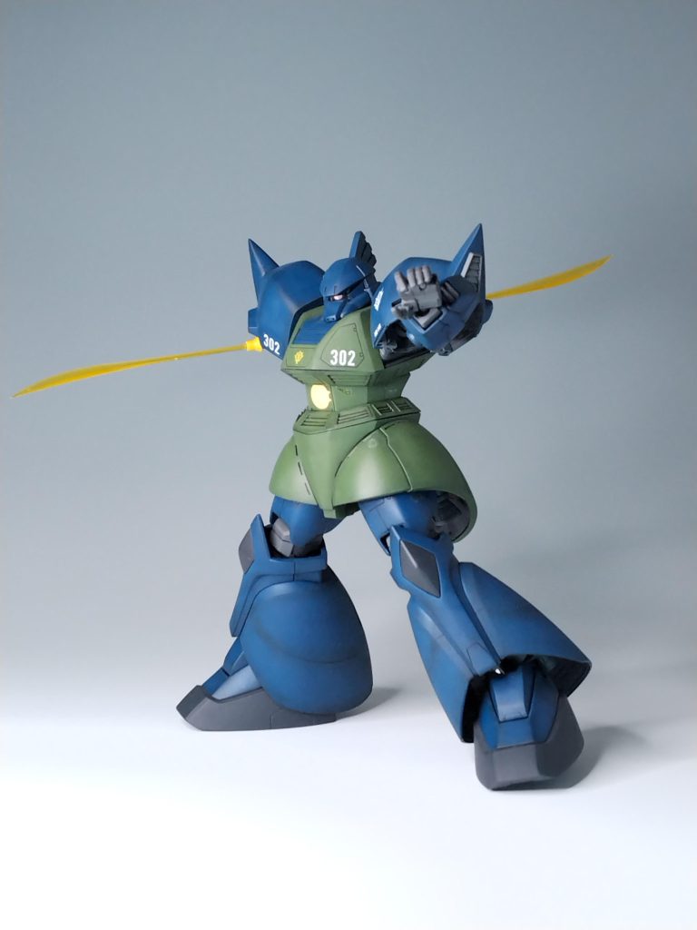 ビームなぎなたを装備…させたはいいんですが、初期MGのせいもあって、可動範囲が狭く、大きなアクションポーズはとれません。