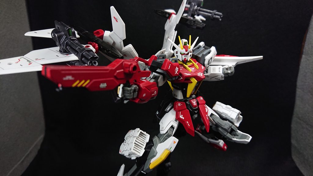 機体カラーはなるべくモチーフであるファイアーダグオンに寄せるように塗装することを意識しましたブレード側の腕はレッド、反対の腕はホワイトになるようにしたり、腰部や脚部も寄せてみました完全に再現するのは難しかったですが、自分なりにはかなり寄せたつもりですw