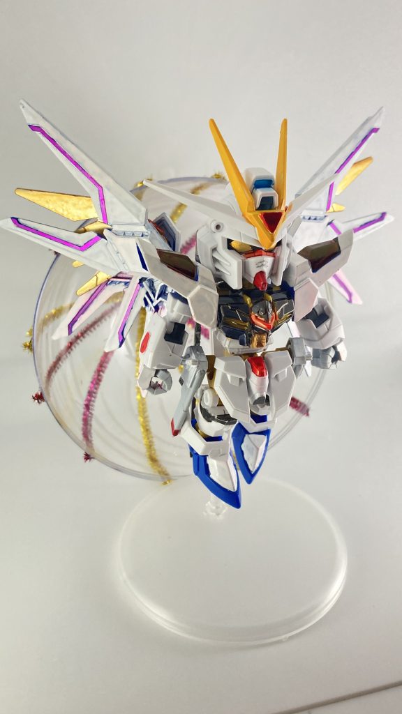 全体像。Amazonで買った透明の半球に100均のモールを貼り付けて、それをいい感じに手で持って撮影しました。本体の方は新たに胴体と腰、脚をSDWシリーズの三蔵ストライクフリーダムに交換して可動域を増やしました。