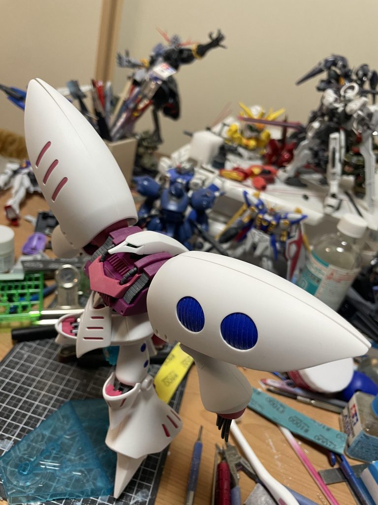 マットなパールホワイトでもうワンランク上の仕上がりにするつもりです！ちょっと肩のパーツはヤスリかけすぎたせいかチリが合わないので改修必須となりそうです。個体差があるのかなぁ…