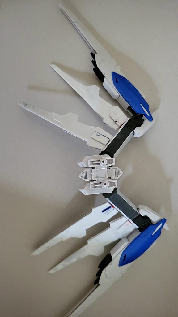 バインダーを延長して、バルバトスルプスレクスの尻尾？をプラバンで４つ複製し取り付け尻尾は有線で飛んでいく設定