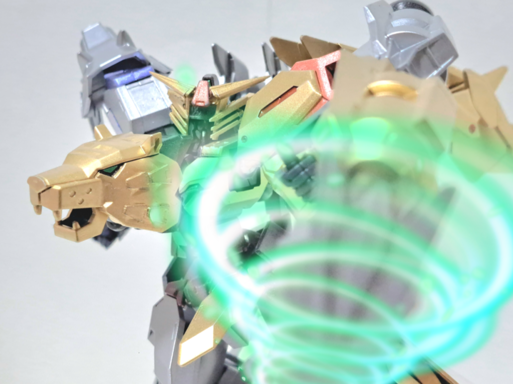 ガンダムトライガー参タイガー (別称:轟虎機動トライガー参タイガー)左肩のフォレストライガー頭部を胸部に移動させることで、アンテナが変わりブースターと連結したドリル「トライギガドリル」を左肩に接続した形態。