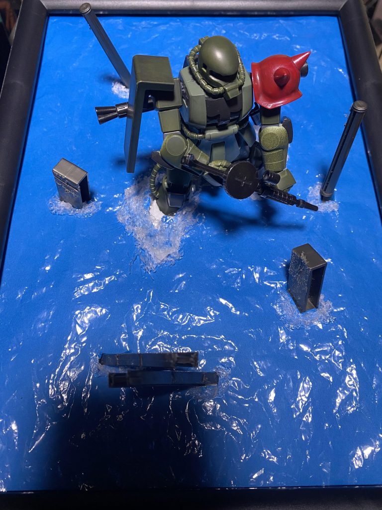 ジオラマの材料は全て100均で揃えました浮かんでいる残骸は100均プラレールの高架線を流用