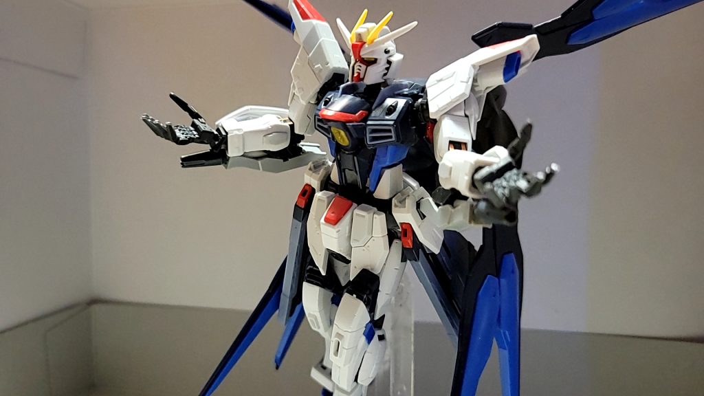 腕に境界戦機の余剰パーツをビームライフルの銃口を接着ハンドパーツを真鍮線などを使い変更