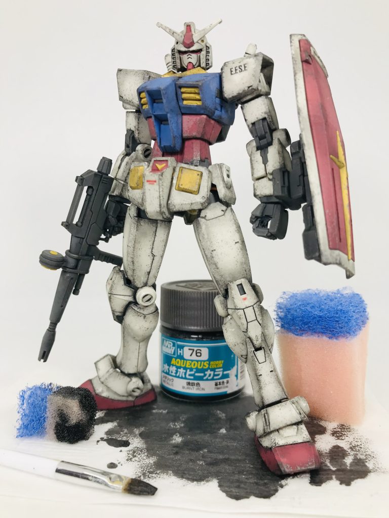 次はスポンジチッピングを施しますマーキングシールがある場合は、この段階で貼り付けるのがおススメですキッチンスポンジの目の細かい方に焼鉄色の塗料を少量つけ、さらにキッチンペーパーなどにポンポンと叩きつけ色があまり付かなくなるまでスポンジに付いた塗料を落とし調整します焼鉄色は水性がオススメ、つや消しにラッカーを使用してれば失敗しても水性の溶剤で修正できます私は失敗しても気にしないので修正したことないですが…😅(笑)塗料を調整したスポンジでパーツのカドやエッジ部分に軽くポンポンと叩きつけますチッピングの汚し具合を数字で表すと…カド部分2、エッジ部分1、面部分0.1くらい?慣れてない方は面部分は汚さない方が良いかもです…パーツの面部分は力加減が難しいので、余計な部分に塗料が付着したり、パーツ全面に施さないと汚しが不自然になったりします塗料皿などに塗料を出しその皿に出した塗料をスポンジに付ける方が多いと思いますが、私は嫁から拝借したメイク用の小さい筆を塗料に付けそれでスポンジに色をのせていますそうすることにより塗料の節約と、スポンジの余計な部分に塗料が付着するのを防げます