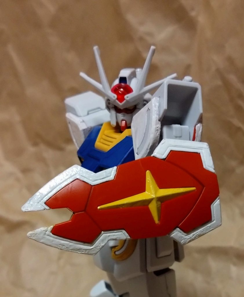 ラーシールドラーガンダムの小型ハーフタイプのシールド。先端部は刺突攻撃ができる加工が施されている。RX-78-2のシールドに近い塗装をしました。