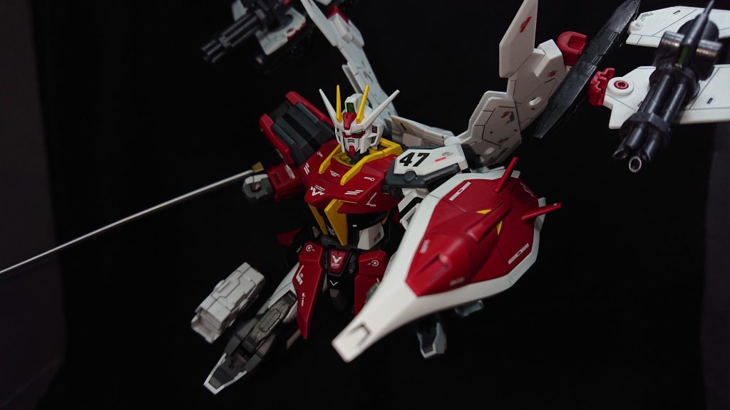 今回のお気に入りポイントは“右腕のブレード”と“機体カラー”です試行錯誤の結果できたファイヤーストライクの中で唯一初期案から残った部分が右腕のブレードでした今回のストライクを作ろうと思い立った理由も、ファイアーダグオンの必殺技“ファイアーブレード”のカッコよさに惚れ込んだからで、ファイアーダグオンの完全再現を諦めたり、飛行形態を追加したりと紆余曲折ありましたがここだけは譲れないポイントでした2つ目のお気に入りポイントである“機体カラー”ですが、仮組ができた段階ではファイアーダグオンに寄せるか、それとも全然違う色で塗るかまだ悩んでいましたなので新しい刺激を求めて“制作中”に初めて投稿したところ、masatoshiさんから「ダグオン懐かしー‼️楽しみです‼️」とコメントを頂いたことにより、今の機体カラーにすることを決めましたイエローがなかなか上手く色が乗らないので難しかったですが、違う色で塗装せずファイアーダグオンに寄せて本当に良かったと思っています特に気に入っているのはフロントスカートで、白いラインをデカールで上手く表現できたと思いますでは、最後までご覧いただきありがとうございました