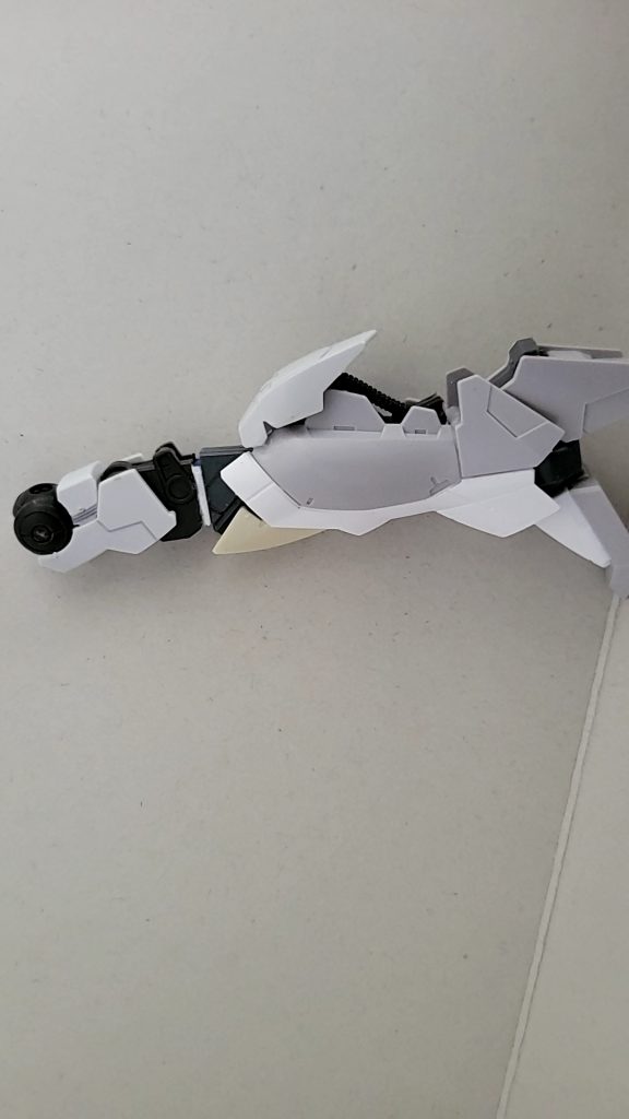 膝部分で切ってバエルの足に強引に接着しバエルのパーツを上から接着