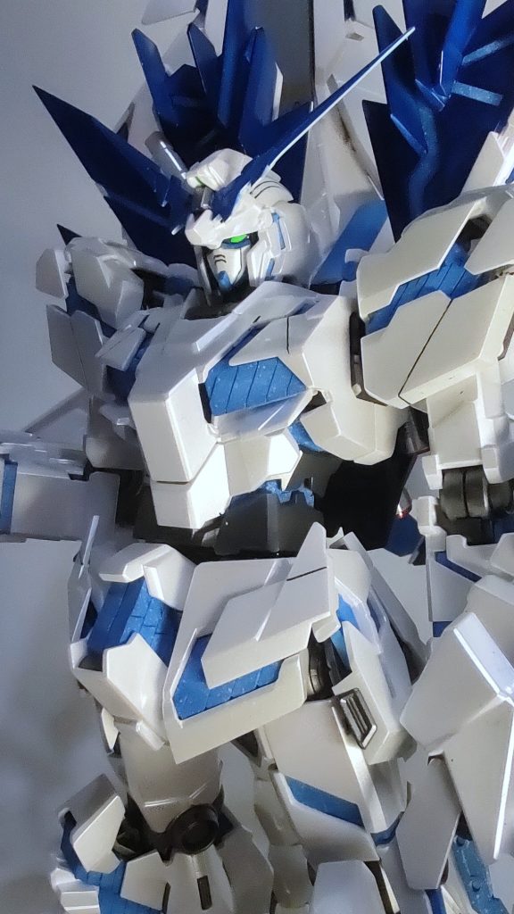 サイコフレームはYouTubeでマイスター関田様が紹介しているスパッタリング塗装です。白→ガイア蛍光ブルー＋クレオス ディープクリアブルーを下地→白＋ガイア 蛍光クリアでスパッタリング→ガイア蛍光ブルー＋クレオス ディープクリアブルーでグラデーションスパッタリングとグラデーションは3層くらい重ねました。ディープクリアブルーを使ったのは、蛍光ブルーだと明るすぎるかと思ったからですが、最終的には蛍光ブルーだけで良かったように思ってます。ちょっと光ってる感じが弱い。