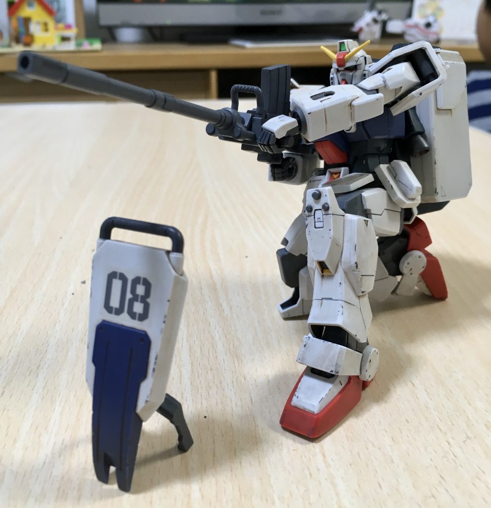 肩、膝、腰あたりのアーマー裏側をグレーで塗ってます。裏面はいつも気になるんで…