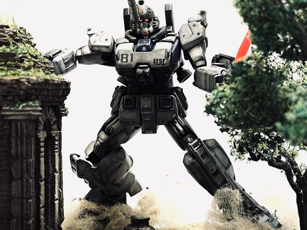 このメタリックな色合いがお気に入りです。ミライトで赤く光る目が不気味で「連邦の白い悪魔」って感じで好きです。