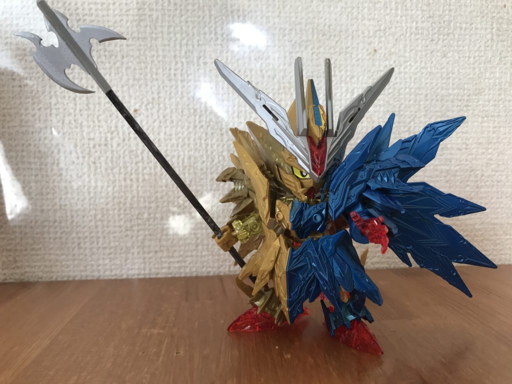 武器が欲しいと言うので、以前に自分がタミヤのプラ板とプラ棒で作っっていたポールウェポンをあげました。翼は本人の好みで反対向きになっています。