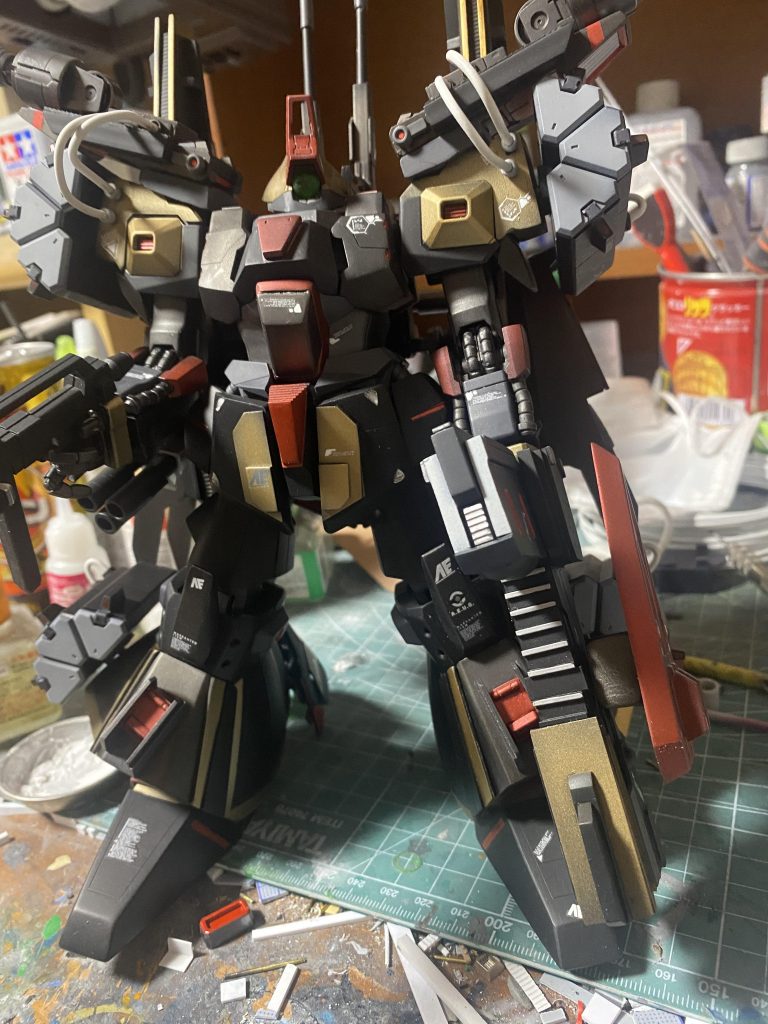 左手武器はシールド装備のジェネレータ直結のビームキャノンです。チャージして撃てばメガバズーカランチャーに匹敵する威力がでる妄想です。