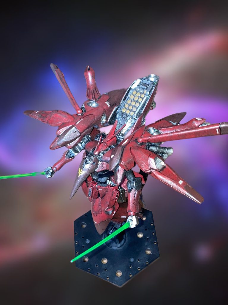 加藤さん?ガドーさん?が言ったか言わずか、ノイエジールがジオンを象徴するかの機体なら、Ⅱはネオジオンを象徴する機体てことで、ネオジオンマークっぽい形になるようにはミキシングしてみたところです。