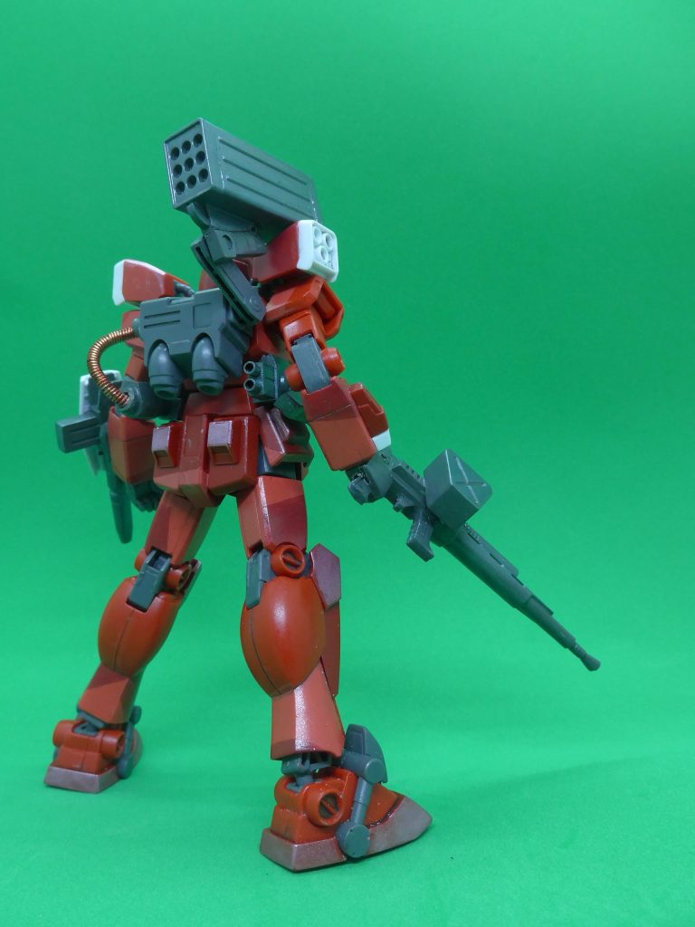 塗装は成形色を活かしつつ、一部パーツにツートン塗装をしました。胸部、膝、足首に百均化粧品です。