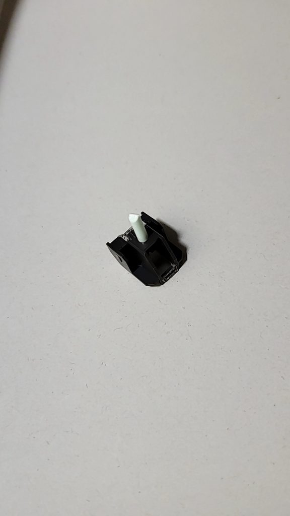 膝側に3㎜プラ棒を刺す