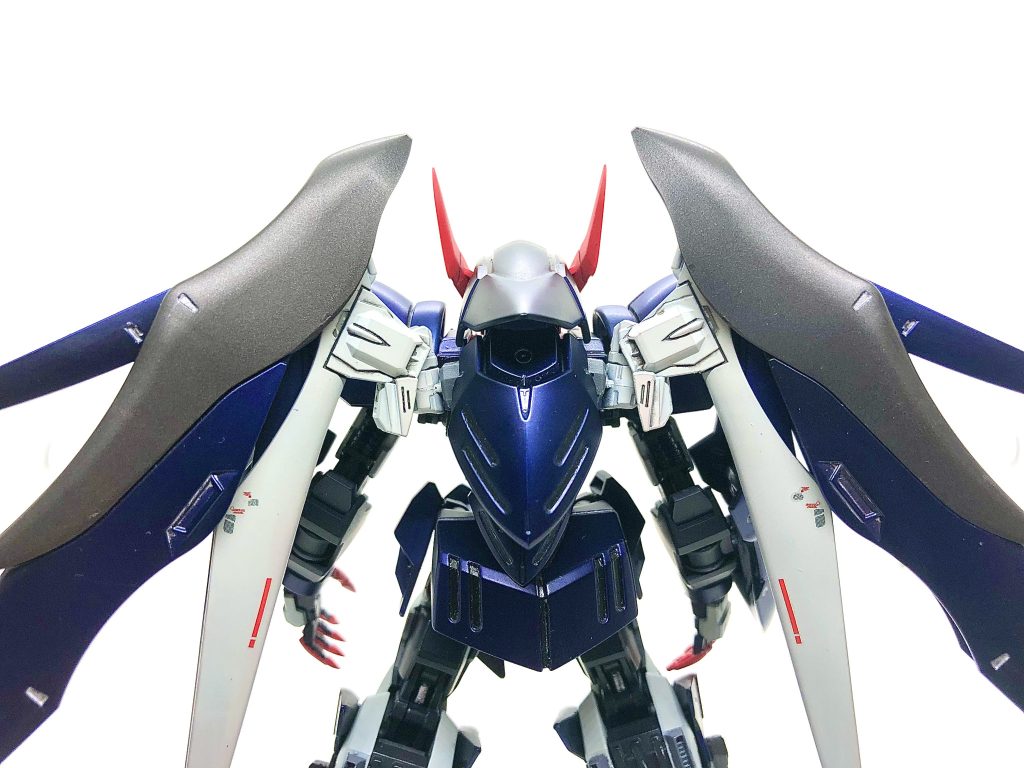 デスティニーの翼はポリキャップのPC-123プラスのJパーツを使用することで無改造で取り付け可能です。光の翼については、平時は使用できない「縛り」を課すことにより、全身の防御力を強化しているという設定。