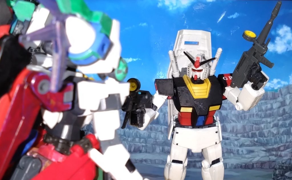 そんなこんなで戦闘訓練が始まる……と思われる中、GRガンダムがいきなりリベロにライフルの銃口を向ける。 「X(クロス)、聞きたいことがある。この前の謎のガンダムだが……」「『ティフォエウスガンダム』か」「なぜ名前を知っている？俺達でさえ知らないガンダムを？」「聞きたいことはそれか？……いや、知りたいのはその先の答えだな？」 既に察していたX(クロス)にアルカは確認する。彼が敵か味方かを……。 「X(クロス)、お前は何者だ？」「………」「お前の戦いには嘘偽りというモノは一切感じない、それは認める。俺達と協力してくれるのもありがたい……が、隠し事があるのは明らかだ！」「嘘をつく者と隠し事をする者、人はどちらを信用しないのか？確認すべき方法、それは……その者達を知る必要があるということ。ならば、小隊長も我を知る必要がある」「……もう一度言う、お前は何者だ？」 アルカの言葉に、X(クロス)は落ち着いた様子で答える。 「我が名はX(クロス)、通りすがりの者だ」「どうやら、戦う以外の選択は無い……ということだな？」 アルカは相手を知る為、自分がいた世界で手に入れたガンダムを駆る。その相手であり、謎であり、なにより顔を仮面で隠すX(クロス)は愛機であるリベロで戦う。 果たして、結果は？X(クロス)は何者か？その答えはもしかしたら、案外シンプルな答えなのかもしれないーーー           (ーーーさて、『転生者』と言って信じてくれるかな？) X(クロス)、心の中でとんでもないカミングアウトをするのであった……。 『機動時空転移 ガンダムリベロ　第１３話:新たなステージへ-前編-』   と、ストーリーはここまで。 続きは次回へ……なのですが、まさかのカミングアウトで今回は終わってしまいました。物語の主人公であるX(クロス)の正体。そう、ファンタジー漫画等でよくある『転生者』なのです。そもそも、ガンダム作品に転生したキャラなんて公式で見当たらなかったので自分の考えたストーリーの設定に組み込みました。もしそういった作品があれば教えてくれるとありがたいです………。