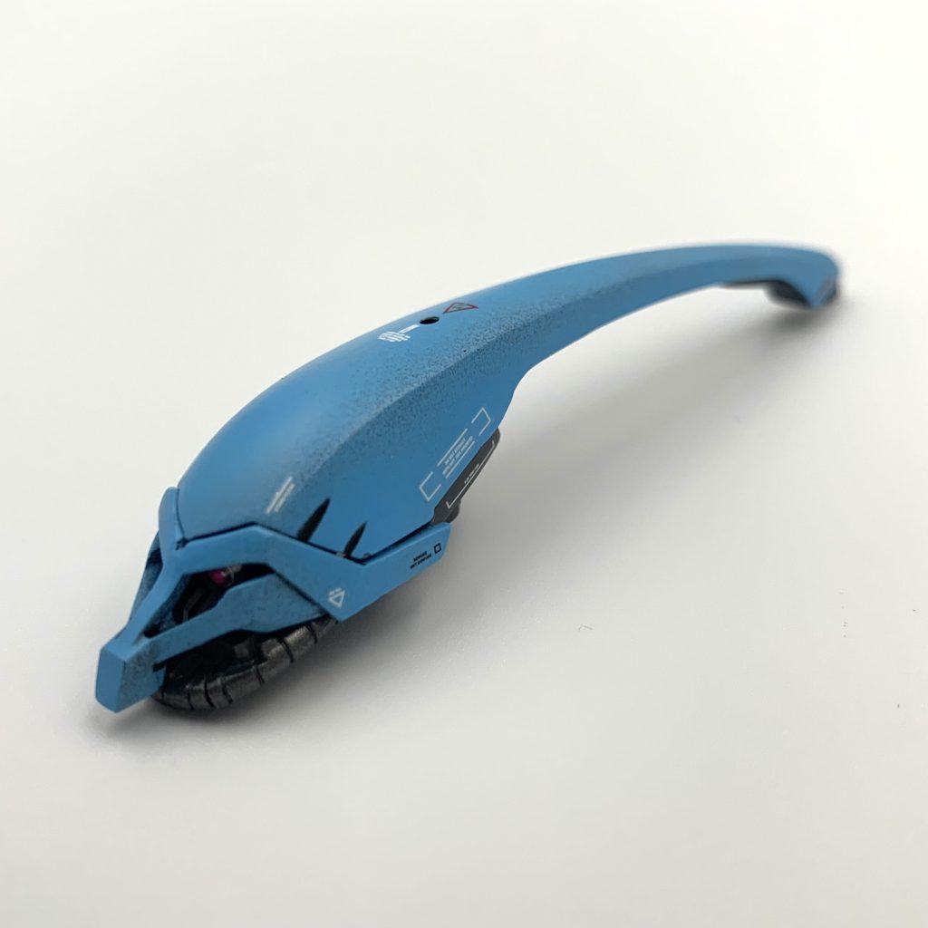 動力パイプは胸に伸びるデザインでしたが、稼働の邪魔でもありましたので、後頭部に回り込む形状に変更。一層悪そうな顔つきに。