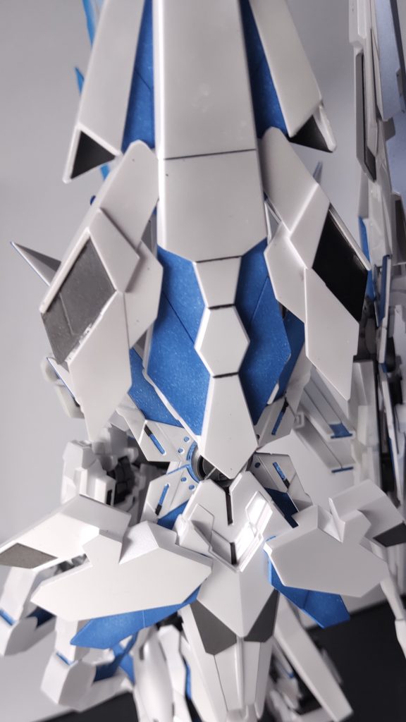 サイコフレームのスパッタリング塗装は、中央付近が白っぽくなるようにグラデーション。スパッタリングの粒子が小さすぎたのか、最終的にはほとんど粒子感がないような…うぐぐ。