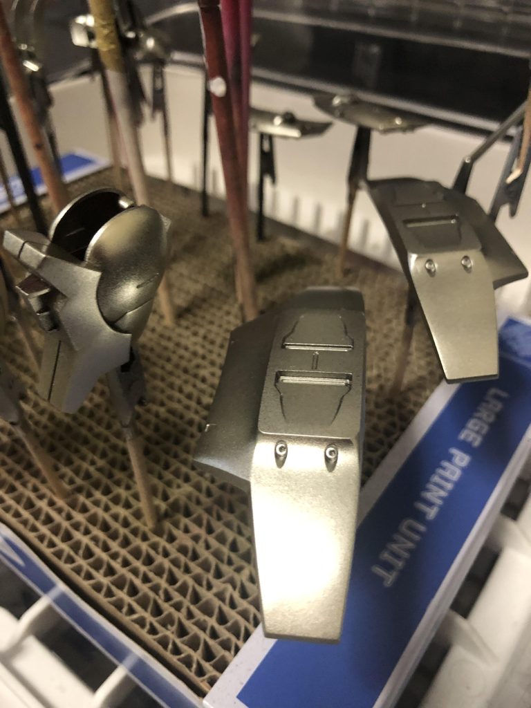 突貫で使ったのでいきなり塗装ですがガイアの黒サフ→Ｇスターブライトシャンパンゴールドを下地にしてます。シルバーやアイアン系だと重さが出るのですがアニメ本編だとピンク系のカラーに見えたので重さを出さない方向で下地はゴールド系にしてます。