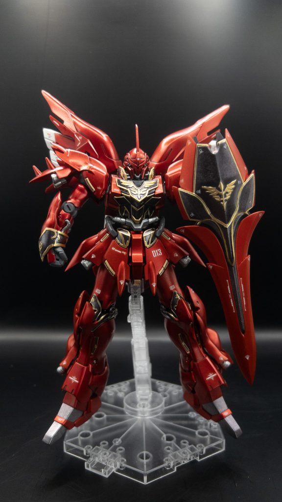 フロントショット赤をガンダムマーカーEX ロイヤルメタレッド黒をガンダムマーカーEX ヘビーガンメタリック黄をガンダムマーカーEX ホワイトゴールドノズル等は外側を ガンダムマーカーEX ガンダムメッキシルバー / 内側をガンダムマーカーEX ホワイトゴールドエアブラシステムに付属の缶は出力が不安定だと聞くので、充電式エアブラシを別途購入。ノズルをガンダムマーカーエアブラシに交換して使用。ガンダムマーカーの芯をエアブラシ専用の芯に交換。コツを掴むまで色々試行錯誤した結果、エアブラシ専用の芯を使わず、マーカの芯そのままで吹くといい感じになりました。塗膜は結構薄くいい感じなのですが後々色々なトラブルに対応するハメになります...