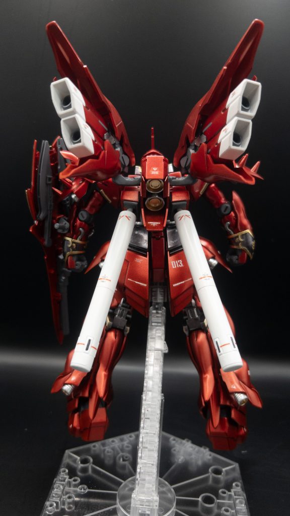 バックショット唯一うまく合わせ目消しができたプロペラントタンクがお気に入りwしかしガンダムマーカーの特性上、重ね塗りができないので塗り分けに関しては相当妥協してます...シールド裏もガンメタで塗りたかったけど、マスキングシールの粘着力だけでボロボロと剥がれる弱々塗膜のため断念