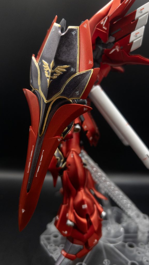 サイドショット(右)シールド含め、金色部分は筆塗りで対処重ね塗りになるため、塗膜が解けないようにガンメタパーツには厚めにトップコートを吹いてから。なお、水性トップコートでも塗膜が溶けます!説明書にも書いてあるけど本当に溶ける(滲む&メタリックはくすむ感じになります)薄く吹いた後にガッツリ吹いたけど効果あったかは微妙慌ててガンダムマーカークリア エアブラシ用を購入して吹いてみたものの、塗膜が薄すぎて役に立たない結果になりました。さらにさらに、マークセッターでも溶けるのでデカール貼るのが苦行と化します...また、ヤスリがけを800番までしかしていないので、ご覧お通りヤスった後がモロに出てます...なるほど、だからサーフェーサーが必要なのかと納得