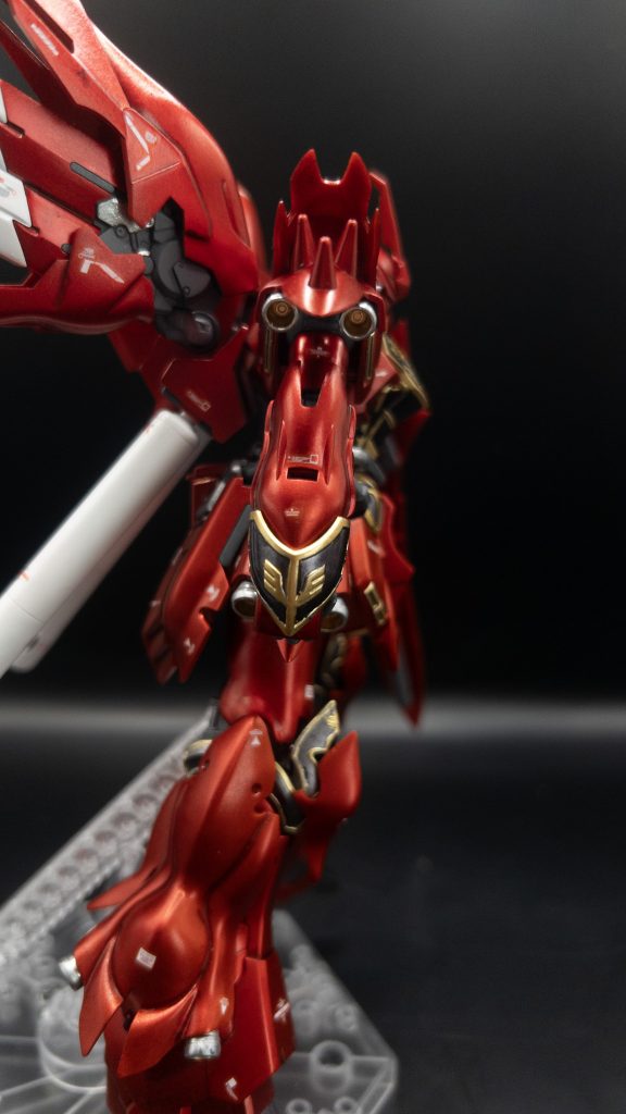 サイドショット(左)バーニアの内側はガンダムマーカーをパレットに出して筆塗りしました。バーニア等暗くなるパーツに明るい色を載せるとディテールがはっきりして好き。ちょっと気になるのがガンダムマーカーは塗った後しばらくすると縮むっていうか欠けるって言うのか...いつの間にか所々ハゲた感じになるのは気のせいなんだろうか?