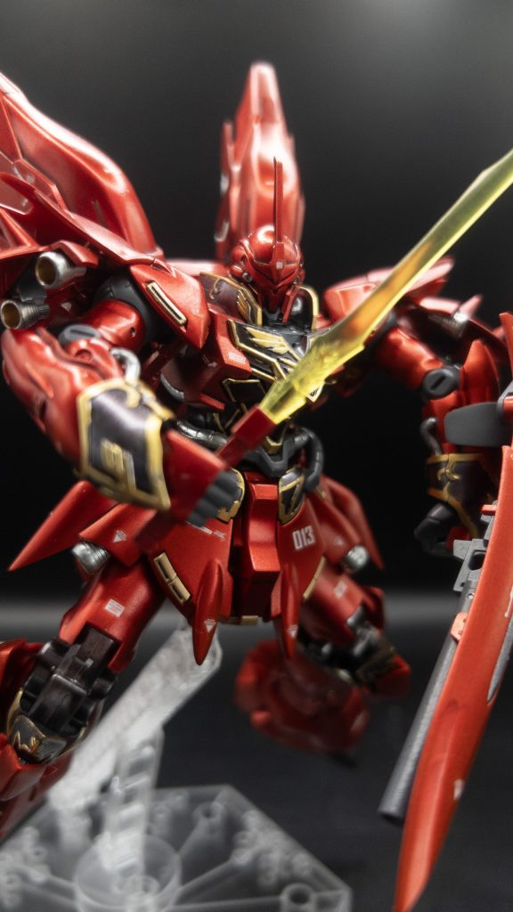 サーベルを構えて今回一番楽しかったのはヤスリがけですねこんなにヤスるのが楽しいって今まで知らなかったので損した気分wなお、面出しやC面を全く意識せずにスポンジヤスリで欲望のままにヤスった結果、歪みが各所に出てしまった(反省)また、ビームライフル等肉抜きに気づかずそのままにしちゃった箇所が山のようにあります。エポパテ使うの初めてで、適当にやったら必要のない箇所にパテがついて修正が必要だったりもやらかしてます。とにかく今回は3歩進んで2歩下がる感じでしたが、それでも楽しいが上回るぅ!次に作るキットも購入ずみなので、今回の失敗を活かしてより満足のいく仕上がりにしようと思います!最後までお付き合いありがとうございました