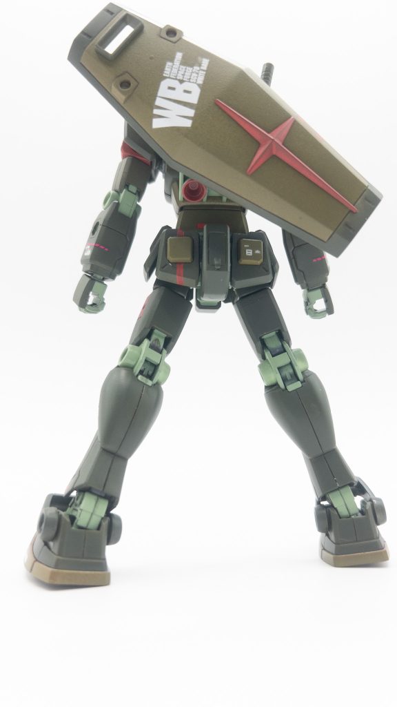 バックショット二箇所目のマスキングになりますが、お尻の赤いラインがお気に入り！なお、バックパックのノズルは表をよもぎ色で塗ったあと、中をモンザレッドで塗装。丸くマスキングする道具がなかったので、真正面にノズルを構えてノーマスキングで吹いたので淵まで赤く...（この後無茶苦茶丸マスキングポチりました）