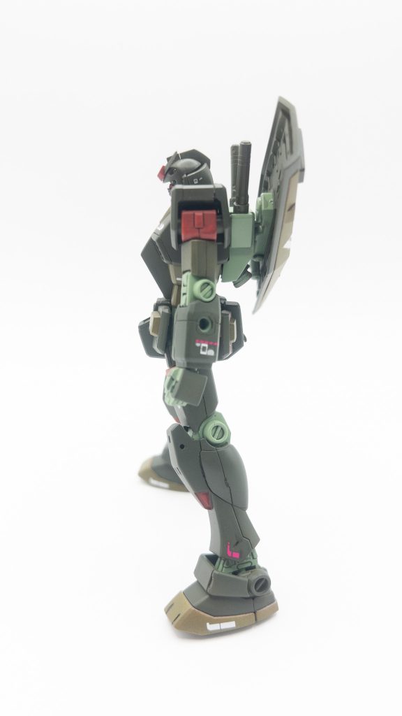 サイドショット（右）膝下を初めてのマスキング塗装。これがしたくてガンダムマーカーを卒業したのです！塗装後にマスキングを剥がすのは想像以上にワクワクしますね😍