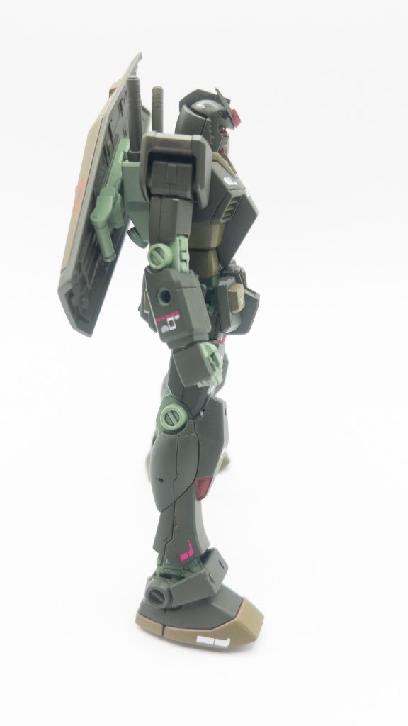 サイドショット（左）なんだか妙なディテールがありますが、全部新しく購入した 0.5mm のカーバイトによる筋彫り失敗の跡になります😆0.15mm はそれなりに使えたけど、0.5mm と太くなるとガイドテープ貼ってもいきなりは無理ですねー（ブレまくるアンクルガードとか見るも無惨なことに...🥲大きな失敗をこのキットて出来たのは無駄にはしない。