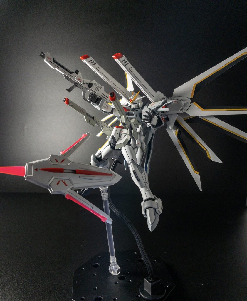 ブルーの部分をホワイトとグレーで塗装したことにより通常のフリーダムとはイメージを大きく変化できたと思います。羽の部分のマスキングなど大変でしたがやりきると達成感ありますね!ウイング部や腹部の関節にバンダイの最新技術を感じられる良キットだと思います。