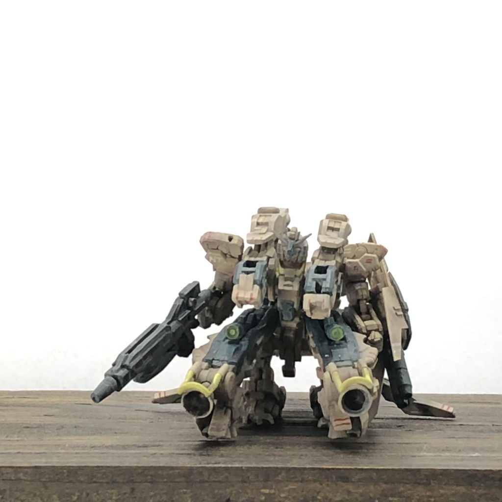 RX-92LASGコマンダー地上用MA。両腕のミサイルキャノンや全身に備えた二連装旋回ビーム砲、対空用ミサイルグレネードなど高い火力を備える。また、重装甲である上にIフィールドにより、ビーム兵器を無力化するなど、高い防御能力も併せ持つ。