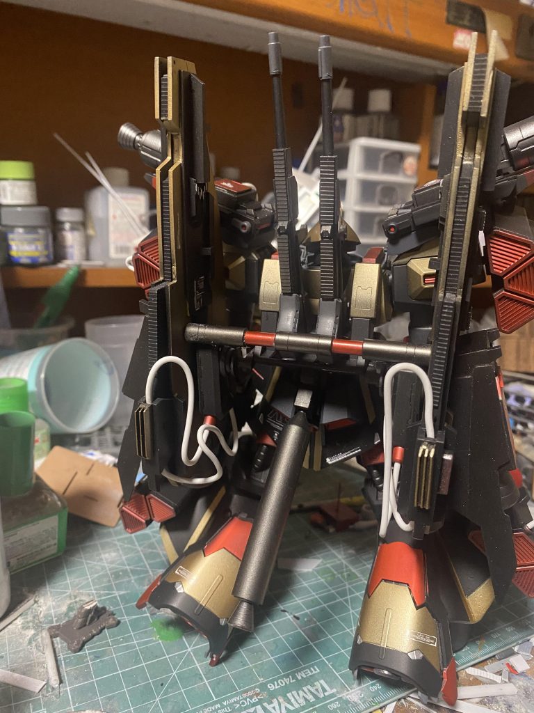 バックパックは、バインダーを1から作り直しました。脚の後ろ側にはサザビーのサイドアーマで追加装甲っぽく。