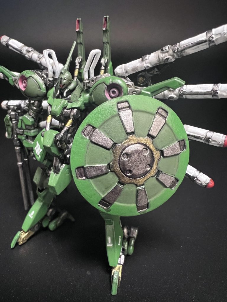 シールドは2種のグリーンとシルバー、黒鉄色、ゴールドで塗装。
