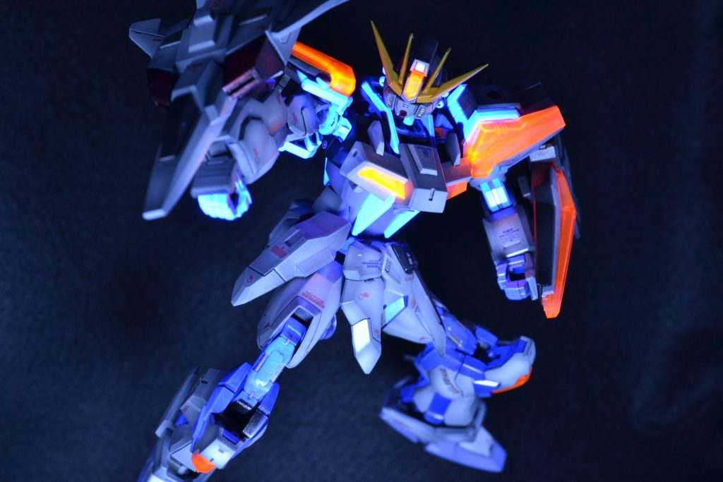 ビルドナックル‼️『脳内設定』セイはアメイジングバルバトスルプスとの対決を終え、A-Zガンダムとのバトルでは感じていなかった差を感じた。さっそく強化を図るがEGをベースにしたエクシードギャラクシーのコンセプトはそのままにスペックを底上げするというものだった。支援機としてギャラクシーブースターとプラフスキーパワーゲートを装備し武装の多様性と機動性を向上とさせた。さらにフレームを強化したことによりEGシステムとRGシステムとスターシステムを同時発動することが可能となった。それは『プラフスキー粒子』のない『ガンダムメタバース』の世界では画期的だった。以前まではアブソーブシールドやスターシステムから粒子を吸収していたが、それらを同時発動することにより相手から粒子を吸収しなくても自己生成しディスチャージシステム ライフルモードを発動することが可能となった。また、RGシステムを発動することによりレイジと編み出した『ビルドナックル』も使用可能である。セイの新しい『ビルドストライク』にレイジのアイデアと技が詰まった『エクシードギャラクシー』でメイジン・カワグチとの再戦を待ち望むのであった。