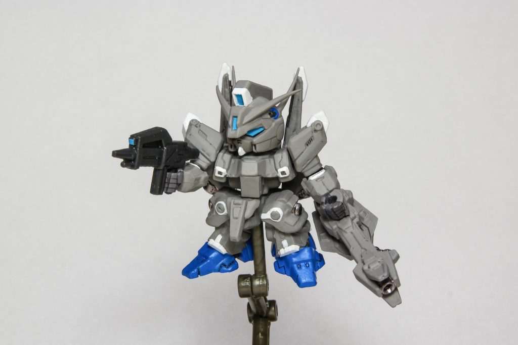 ライフルはジェガンのものをそのまま持たせています。