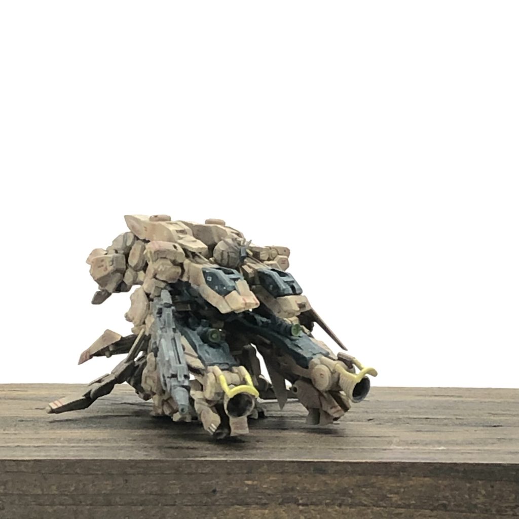 ななめ主な兵装は大火力の2連装ビーム砲、ミサイルキャノン、対空用グレネードなど。 それらの装備を擁する上体部は360°回転が可能であり、死角はほぼない。 また下体部はホバーユニットになっているため、重武装にもかかわらず高速移動が可能である。