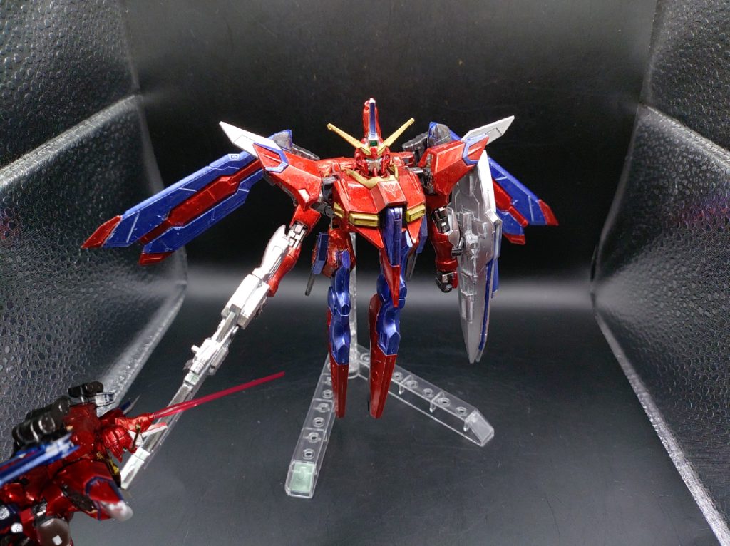 ◯トップフライヤー　MS形態上半身をMS形態にした形態。バックアップを変形させて足にする事ができ、不安定ながらも歩く事が可能です。飛行能力は固定のバックアップが装備されているため高く、戦闘能力も元々上半身のため問題ありません。また頭部はインフィニットジャスティス２式を採用しているため、隠しサーベルを装備しており、左下のように展開可能です。