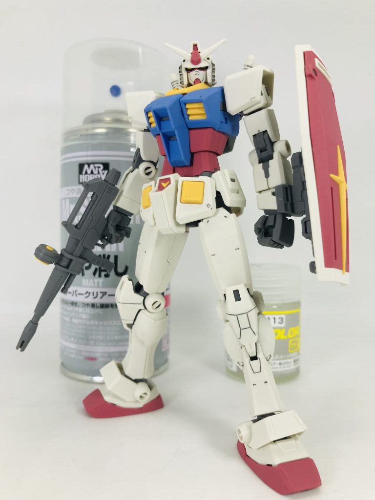 次につや消しを吹きます画像では分かりにくいですが、マットな仕上がりになりましたつや消しはスプレー缶でもエアブラシどちらでも良いです、作業環境に合わせて選択して下さいラッカーでも水性でもどちらでも良いですが、家庭事情や匂いに問題がない方はラッカーをオススメします理由は塗膜が強く水性塗料やエナメルなどの重ね塗りが失敗したとき修正が容易なのと、乾燥が早いので…30分くらいで乾燥します水性なら1〜2時間かな?あ…ツインアイやモノアイの光るお目目シールが付属する場合は、つや消し後に貼り付けるのが良いでしょう…せっかくのキラキラが光らなくなってしまうので…このキットは光らないショボシールなので、先に貼っても問題なし(今回ツインアイは塗装してます)