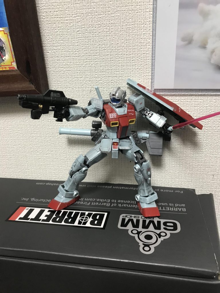 全体的に白すぎたのでマッキーのシルバーで塗装剥げ的な感じを出しました。