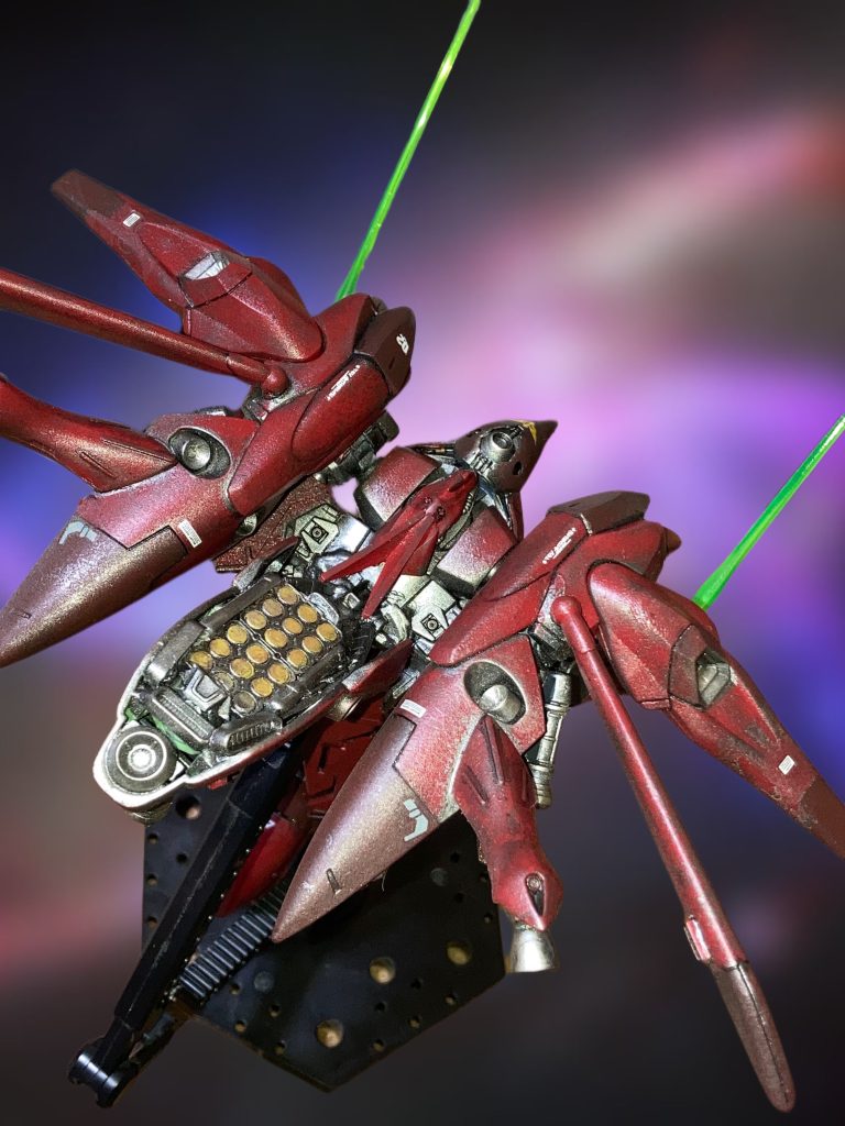 ガドーのノイエジールと違うのはニュータイプ機でファンネルがあること。本来ならもっとヤクトドーガっぽい細いコンテナなんですが、バランス的に盛ってみたくなり、大きめにしてみました。