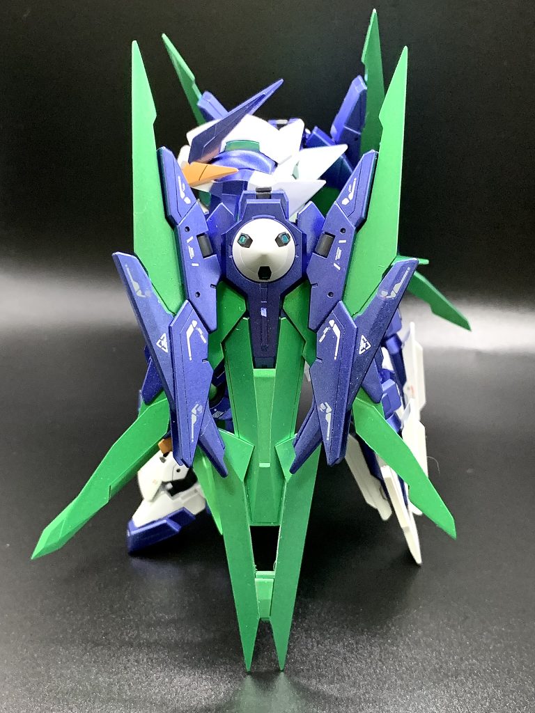 ほぼ頭身と同じくらいの大きさになってしまいました！集合樹脂のエフェクトパーツは全てメタリック塗装してしまいました！