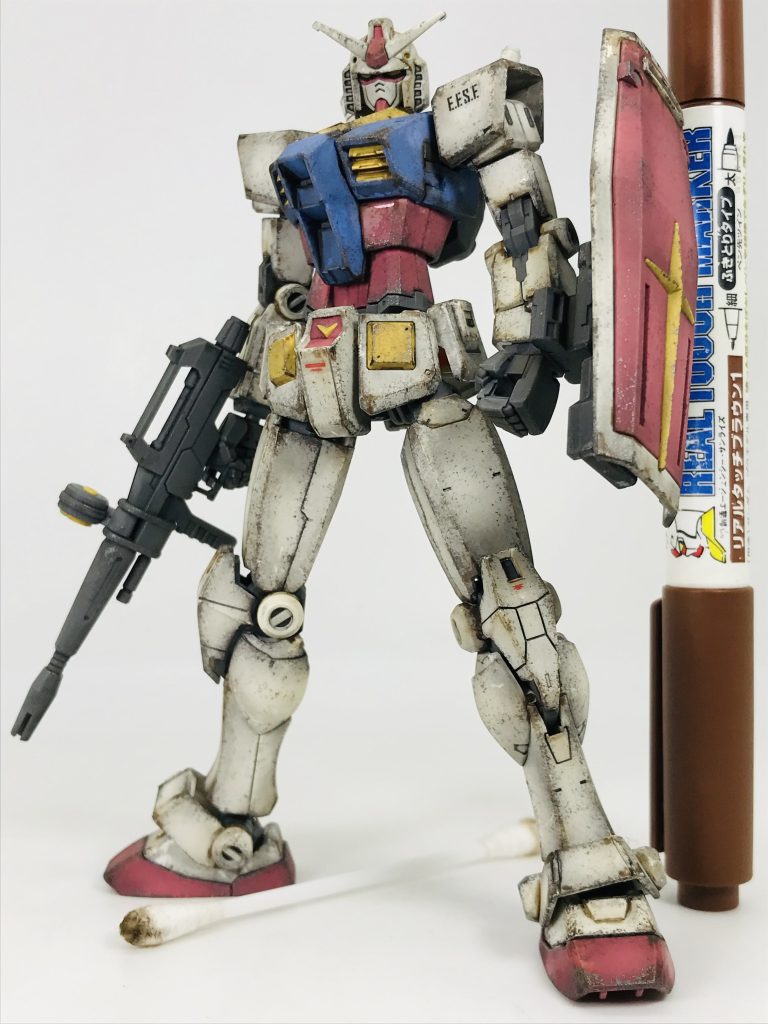 次にリアルタッチマーカーブラウン1で汚し追加と陰影付けパーツのカドやエッジ部分にペン先でチョンチョンと少しだけ色を乗せ、綿棒で擦って周りに馴染ませてあげましょう綿棒で擦る時は、上から下に向けて汚れを馴染ませるようにすると自然な雨垂れ風な汚れを再現できます