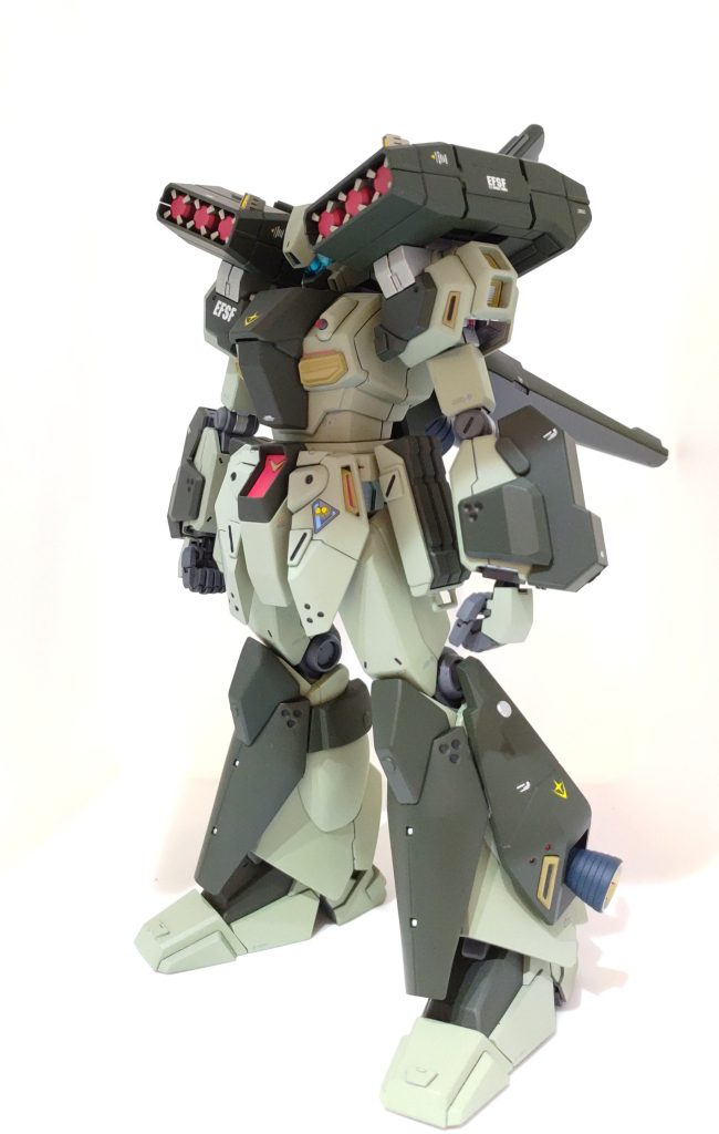 武装状態です。市販モールド、余剰品の貼り付け、少しですがスジ彫りを加えてディテールアップしました。お気に入りは、整備性の向上を目的としたサイドスカート下のフックです。