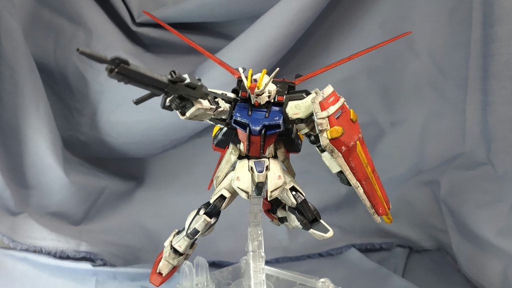 息子がガンダムやガンプラに興味を持ってくれればと思いましたが、これが最初で最後のキットになると思います。今は中学生になり見向きもしません。ちょっと悲しい…😅パーツを全部ばらしてゲート処理、塗装、デカール、表面処理と施しました。