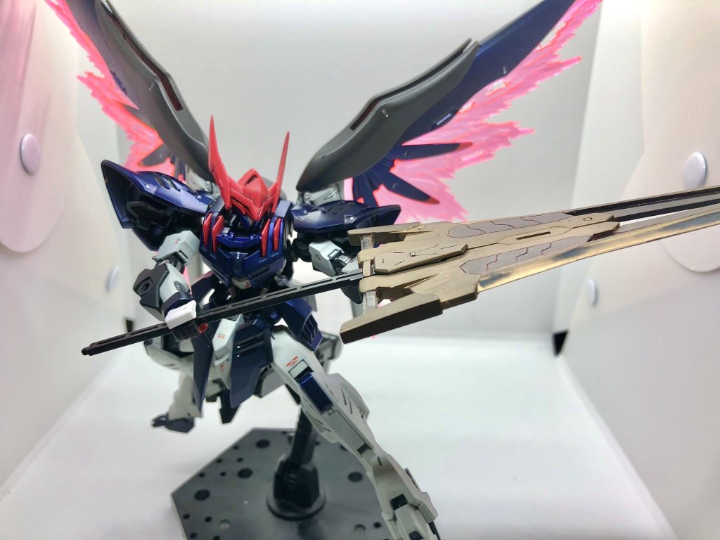 その翼は分身を視る程に高速、必殺の一振りにて運命の死をもたらす。