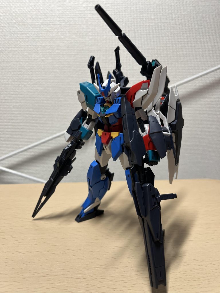 ストライクと同じく左肩・左腕がマーズ、右肩がヴィーナス、右手が剣、左手が銃。そして複合バックパックにしたかった…のですが、アースリィのバックパックはそれ以上何も追加出来ない感じなので、、